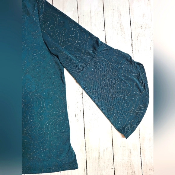 Amana Plus Deep Green Flowy Half Flutter Bell Sleeve Top W/ Gold Stud Design 2X - Picture 9 of 14